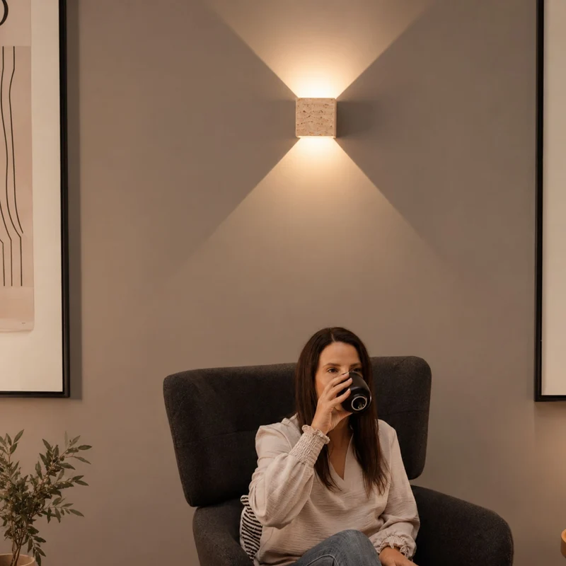 s.luce Travea LED Wandleuchte aus Travertin-Stein