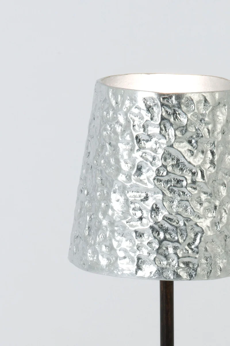 Tischlampe Meteor Medio Außen Silber gehämmert mit Schirm